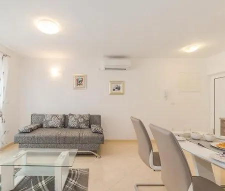 Ella Apartment *