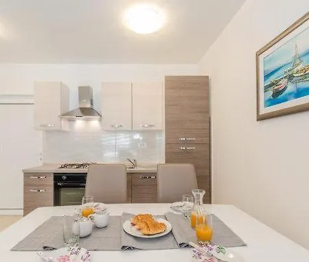 Ella * ビオグラード・ナ・モル