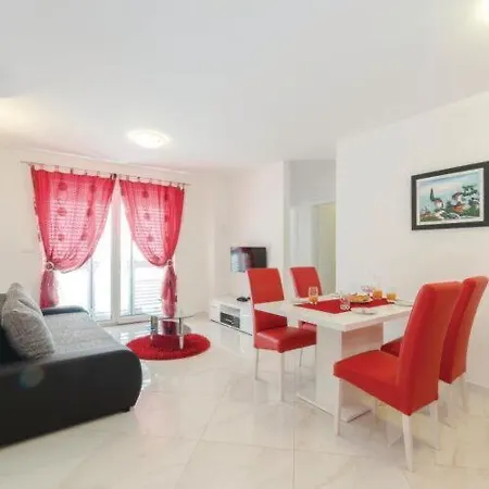 Ella ビオグラード・ナ・モル