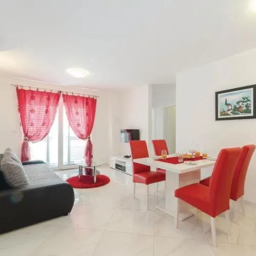 Ella Biograd Na Moru